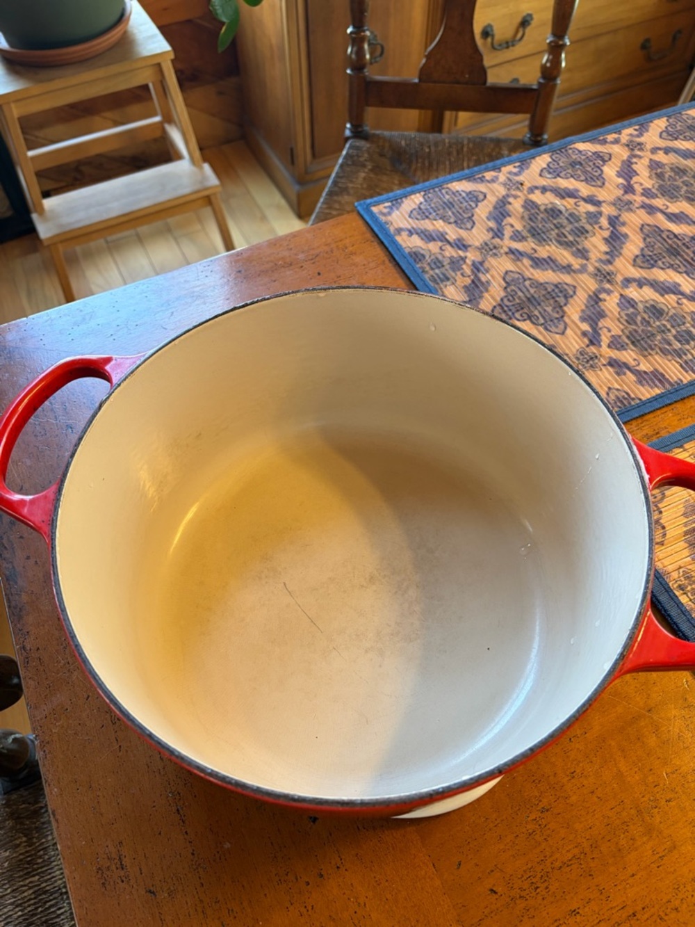 Le Creuset Signature Round Dutch Oven in Cerise 28 cm 7.25 quarts - Picture 4 of 5